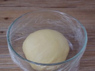牛奶面包,取出面团揉圆盖上保鲜膜放在温暖处发酵至两倍大左右