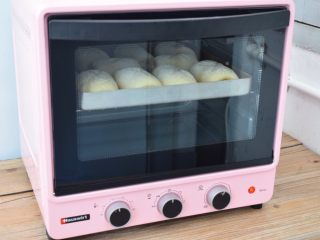 牛奶面包,放入预热好的烤箱，上下火160度，中层20分钟