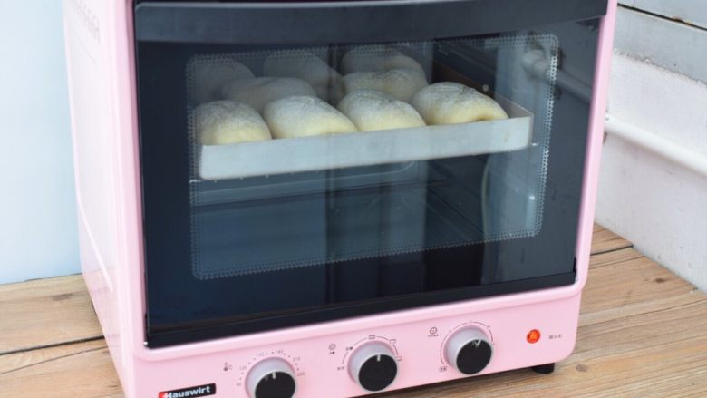 牛奶面包,放入预热好的烤箱，上下火160度，中层20分钟