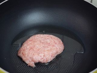 猪肉白菜粥,锅中倒入适量的食用油烧热，放入猪肉末