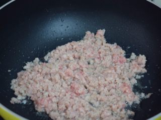 猪肉白菜粥,翻炒至变色变白