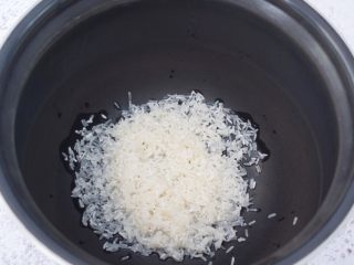 猪肉白菜粥,把淘洗干净的大米放入电饭锅内胆