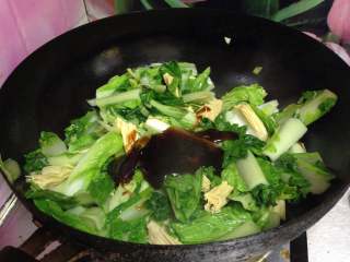 小白菜烧腐竹,所有食材炒至断生时加入蚝油炒匀