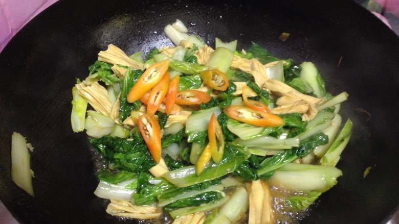 小白菜烧腐竹,
最后加入辣椒炒匀即可出锅