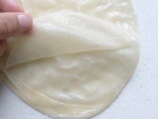自制饺子皮版春卷皮,取出稍凉轻轻就可以揭开了，一张张薄薄的春卷皮就好了！