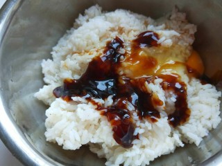 营养炒饭,米饭中倒入适量耗油搅拌均匀