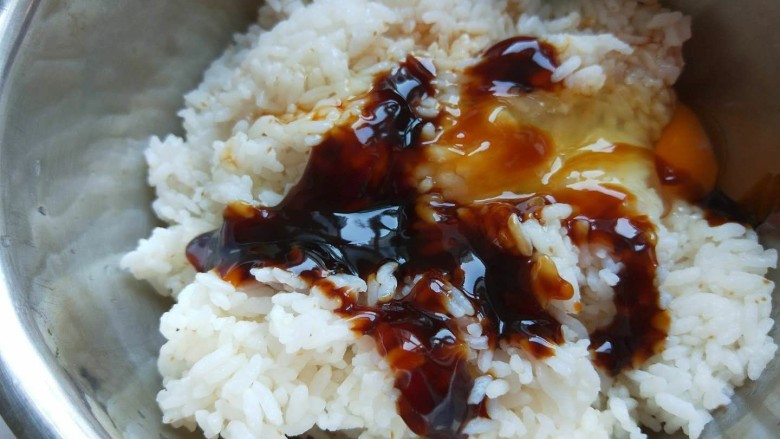 营养炒饭,米饭中倒入适量耗油搅拌均匀