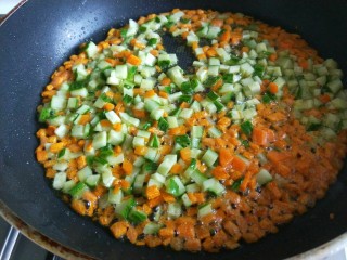 营养炒饭,锅中加入适量食用油加热后放入葱花爆香，在加入黄瓜丁和胡萝卜丁翻炒