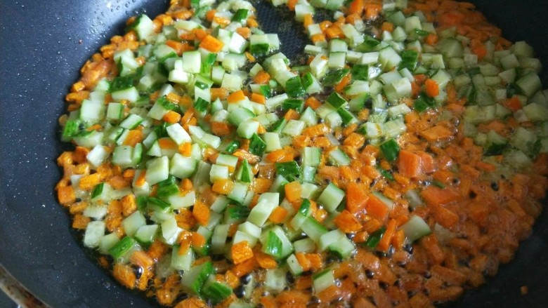 营养炒饭,锅中加入适量食用油加热后放入葱花爆香，在加入黄瓜丁和胡萝卜丁翻炒