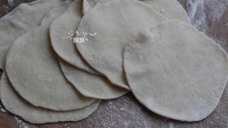 生煎牛肉饺子,擀成圆形的饺子皮。