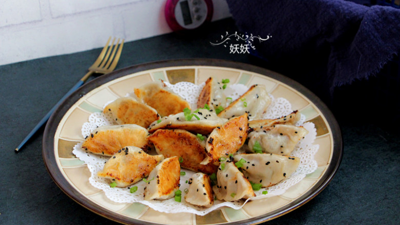 生煎牛肉饺子,出锅撒上一些小葱提香，特别好吃。