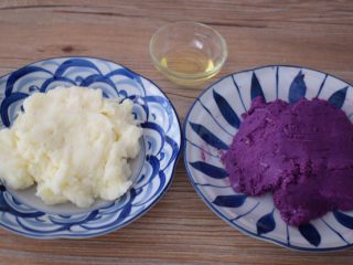 紫薯山药糕,蒸熟后山药和紫薯各加入30克炼乳打成细腻的泥状，食用油煮熟备用