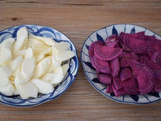 紫薯山药糕,山药和紫薯洗净分别切成薄片