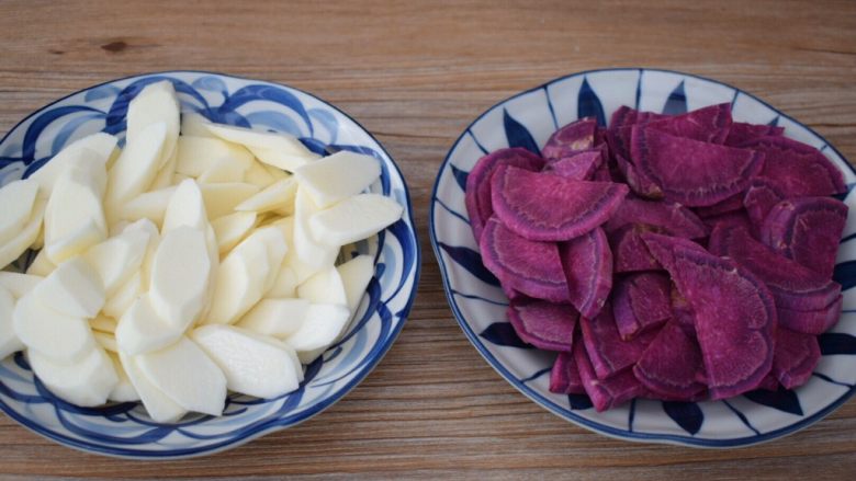 紫薯山药糕,山药和紫薯洗净分别切成薄片