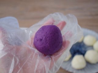 紫薯山药糕,利用虎口慢慢收口，揉圆