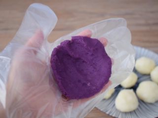 紫薯山药糕,这里我拍了一款做法：就是取40克紫薯按成饼状