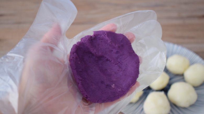 紫薯山药糕,这里我拍了一款做法：就是取40克紫薯按成饼状