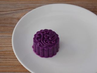 紫薯山药糕,直接按压到盘子即可