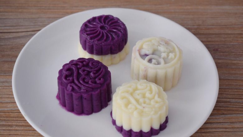 紫薯山药糕,另外一款做法是山药和紫薯各30克，按自己喜欢的先放一种材料压平整再放入另一种材料压紧压平即可