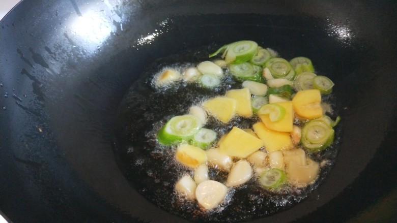 新文美食  爆炒蛤蜊,放入葱姜蒜炒香。