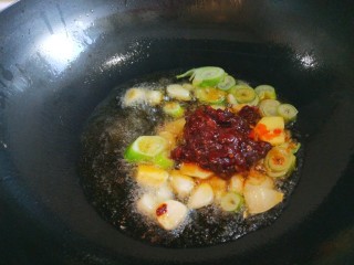 新文美食  爆炒蛤蜊,加入豆瓣酱炒出红油。