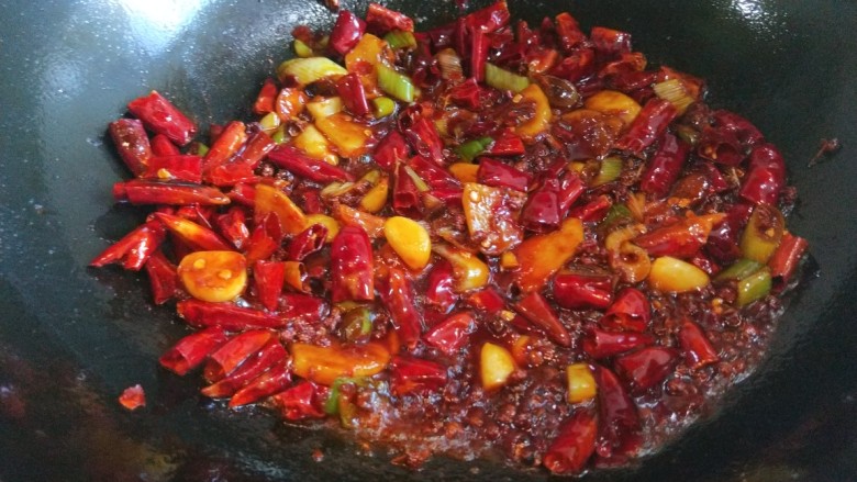 新文美食  爆炒蛤蜊,花椒，辣椒炒上色，不用过长炒制。