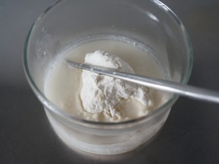 牛奶吐司,先做烫种，开水倒入高粉中用筷子搅匀
