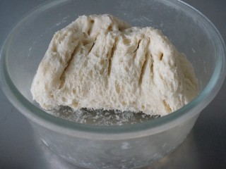牛奶吐司,中种揉成团室温发酵30分钟后冷藏发酵17小时以上，取出掀起呈拉丝状