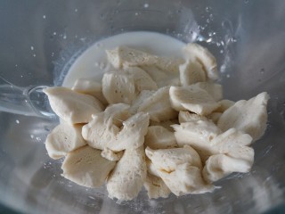 牛奶吐司,发好的中种剪小块混合除黄油以外所有材料开始打面