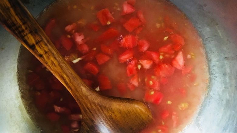 西红柿鸡蛋汤,加入适量的清水