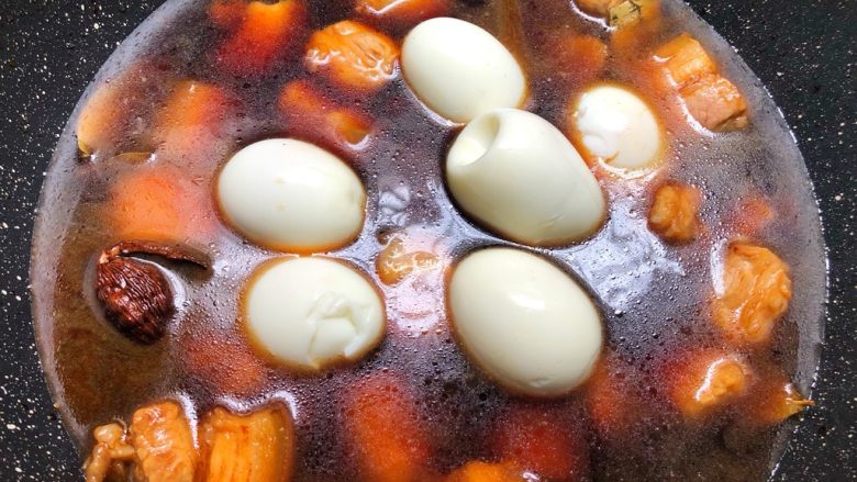 卤蛋红烧肉,放入剥好皮的鸡蛋，大火煮开，转小火煮80分钟