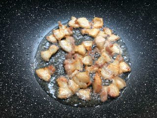 干锅包菜,五花肉小火煸炒出油