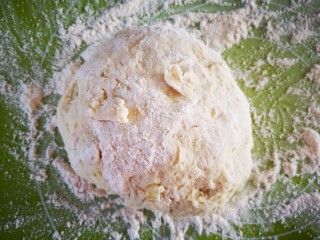 土豆泥芝士棒,揉面垫上撒上少许干面粉，将加有面粉的土豆泥揉成团