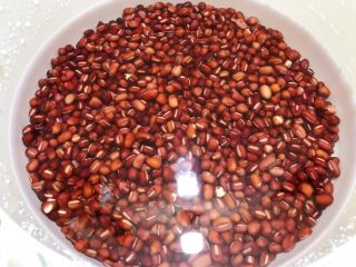 糖渍蜜红豆,锅里加入红豆和高过红豆一指的水