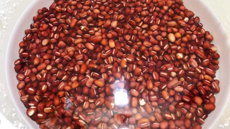 糖渍蜜红豆,锅里加入红豆和高过红豆一指的水