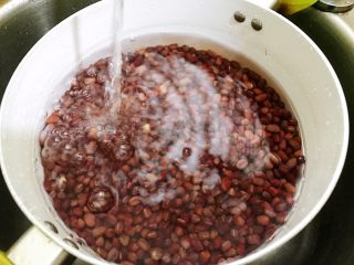 糖渍蜜红豆,倒掉煮红豆的水，再次冲洗干净
这样做出来的蜜红豆不会涩