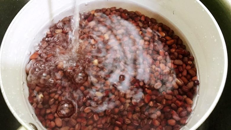 糖渍蜜红豆,倒掉煮红豆的水，再次冲洗干净
这样做出来的蜜红豆不会涩