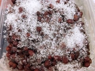 糖渍蜜红豆,直到装满盒，最上面再撒一层白糖
完全凉透后盖上盖子放入冰箱冷藏糖渍一晚