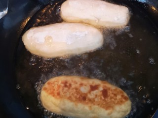 土豆泥芝士棒,油锅烧至六成热后将土豆泥棒放入锅中炸制
