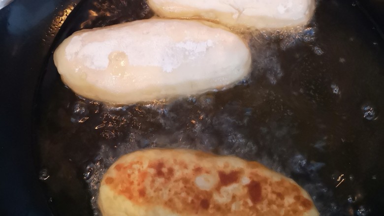 土豆泥芝士棒,油锅烧至六成热后将土豆泥棒放入锅中炸制