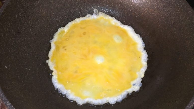 鲜虾蘑菇炒面,锅中烧油煎成蛋饼