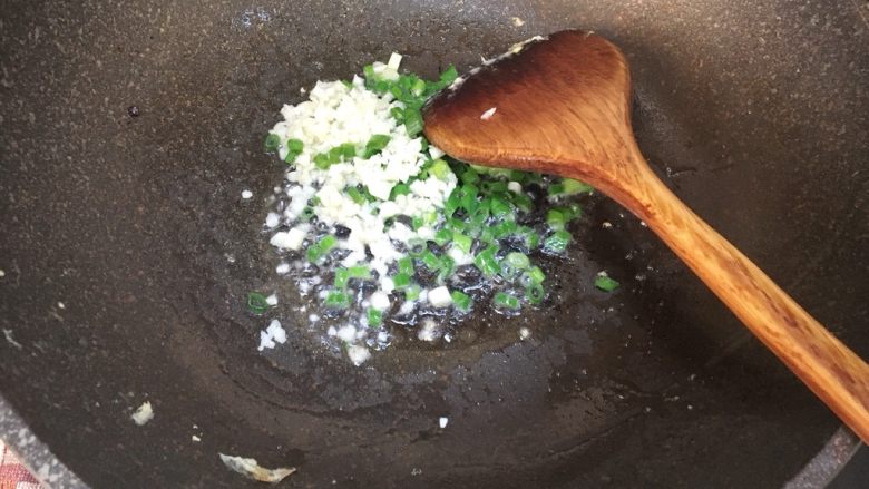 鲜虾蘑菇炒面,锅中热油放入蒜末葱末爆香