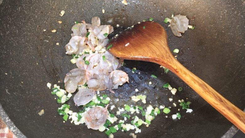鲜虾蘑菇炒面,接着把虾仁放入翻炒至8成熟