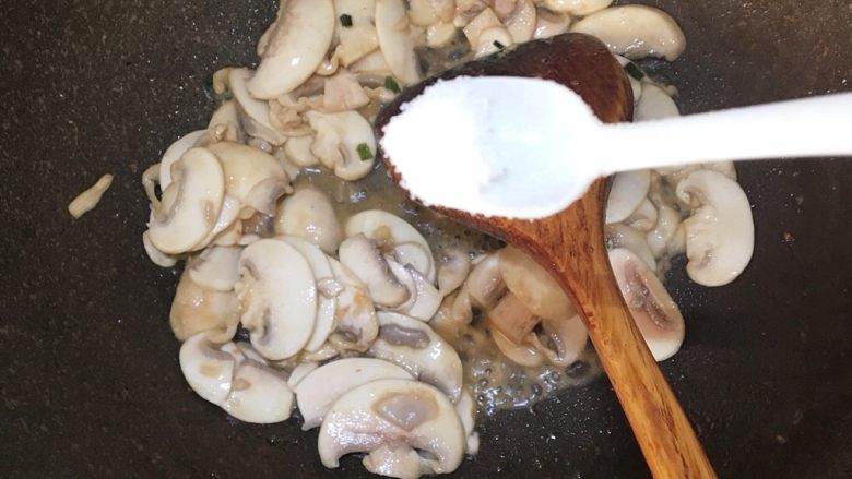 鲜虾蘑菇炒面,加入2g盐调味