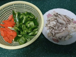 青椒炒肚片,备好食材，青椒和胡萝卜洗净切片