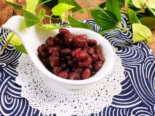 糖渍蜜红豆,如果一次做多用不完，可以糖渍完后沥干水分袋密封冷冻保存