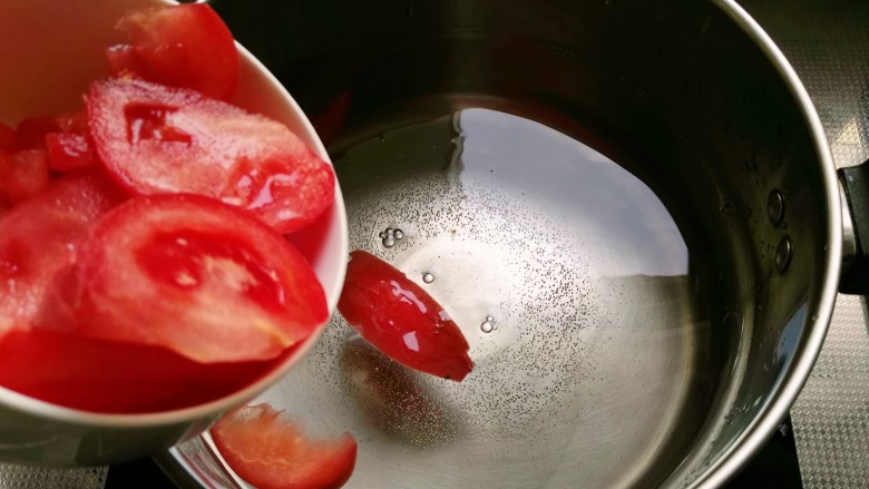 番茄鸡蛋菠菜面,锅入适量水，放入西红柿块煮至软烂