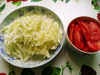 番茄鸡蛋菠菜面,白菜叶切丝，西红柿洗净切块