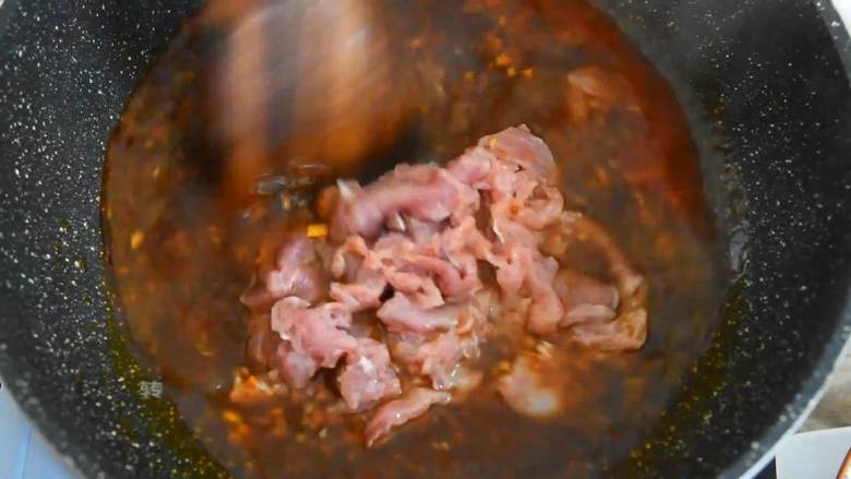 水煮肉片，又麻又辣的经典川菜，一定是很多人的最爱吧,倒入肉片，转小火将肉片烫至变色。