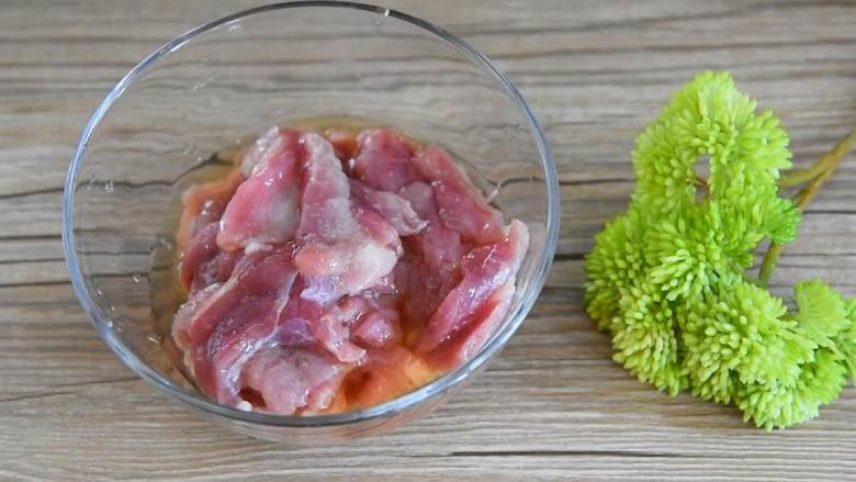 水煮肉片，又麻又辣的经典川菜，一定是很多人的最爱吧,里脊肉加入1勺盐、料酒、淀粉，拌匀。
